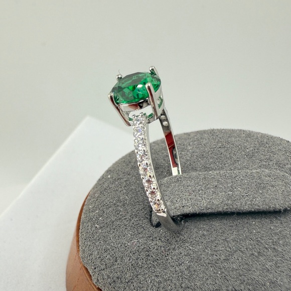 Genuine Emerald Solitaire Ring Pave’ Side Stones 1 ct NIB Size 7 - Picture 10 of 14